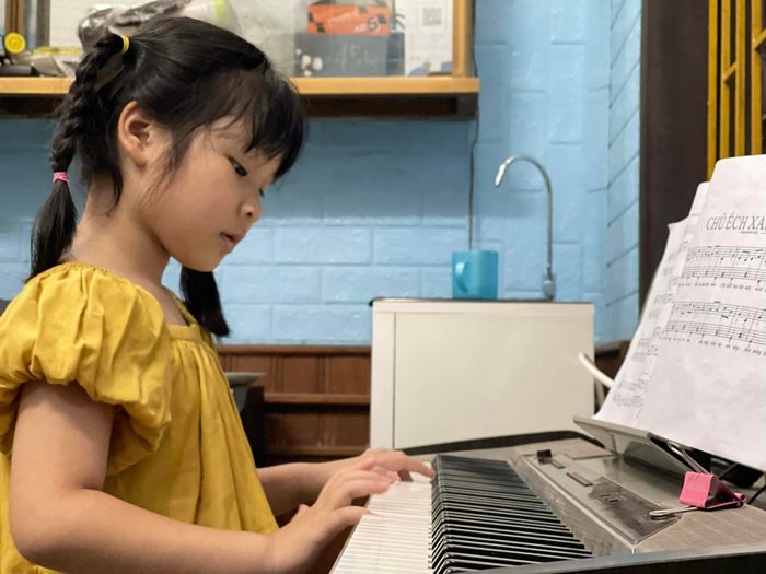 Hình ảnh học viên say mê luyện tập tại Hữu Phước Music
