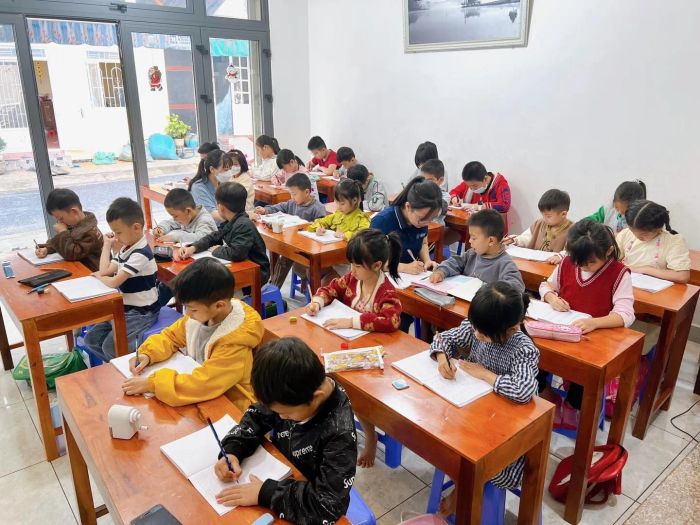 Hình ảnh giáo viên hướng dẫn tỉ mỉ từng nét chữ tại Hoàng Nhi