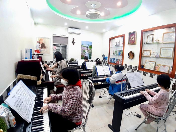 Hình ảnh lớp học đàn ấm cúng tại CLB Âm Nhạc Hoàng Minh