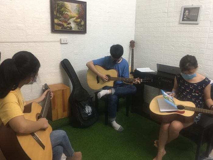 Hình ảnh lớp học guitar tại Piano Khánh Nhung
