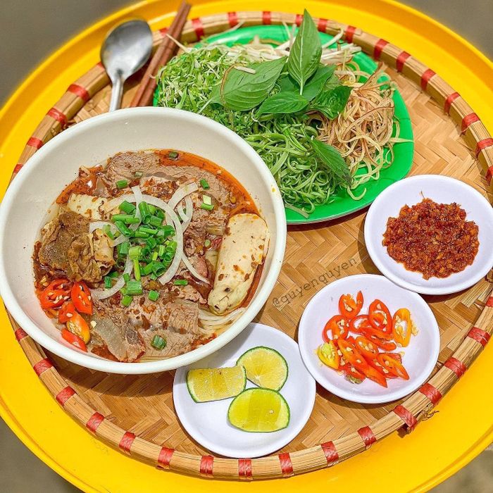 Ảnh 3: Tô bún bò Huế thơm ngon với đầy đủ topping tại Bếp Nhà Đỗ Trọng