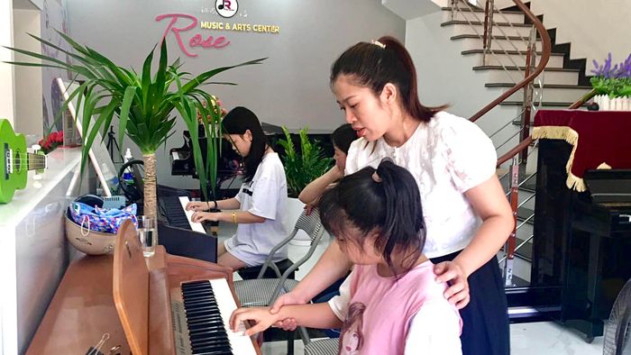 Hình ảnh học viên say mê luyện tập tại Rose Music