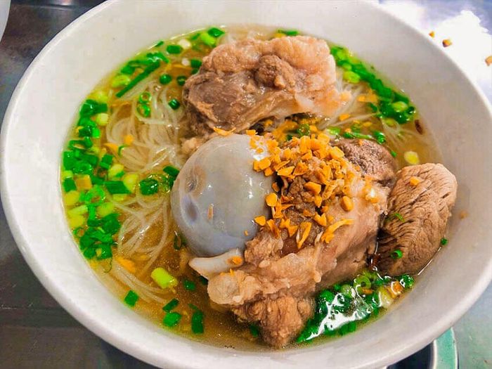Ảnh 3: Tô hủ tiếu mực vàng ươm hấp dẫn với đầy đủ topping