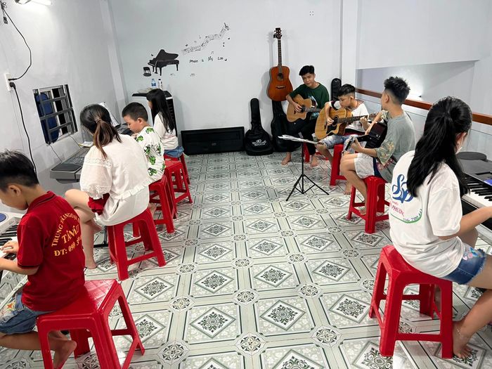 Hình ảnh lớp học guitar đầy cảm hứng tại Phúc Linh Music
