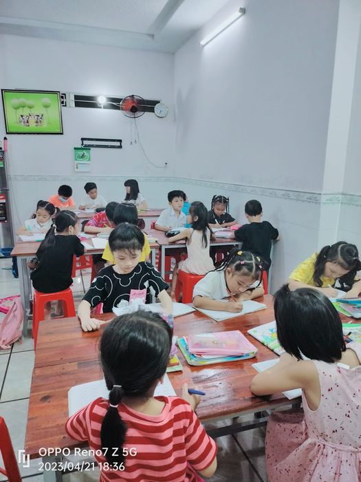 Luyện chữ đẹp Cô Linh – Hình ảnh lớp học 1