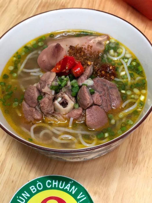 Ảnh 3: Tô bún bò Huế đầy ắp thịt bò và giò heo thơm ngon