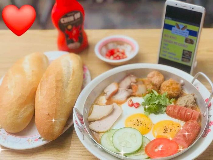Ảnh 3: Quầy bánh mì nóng hổi với đủ loại nhân thơm ngon tại Bánh Mì Ông Tí