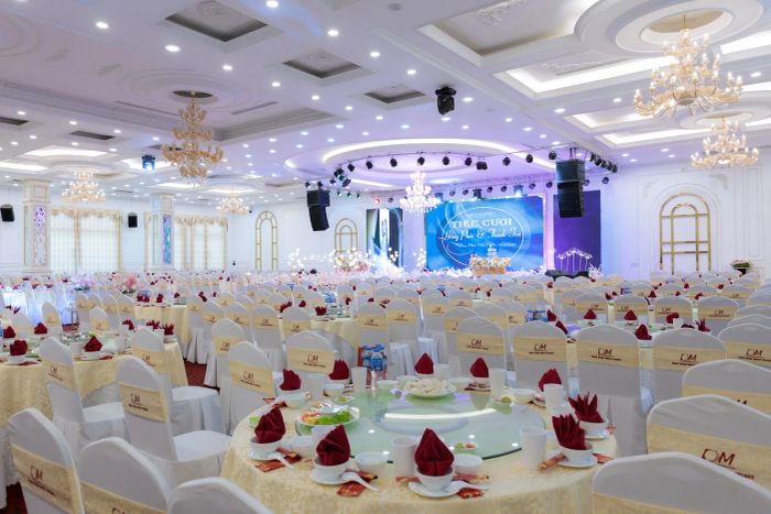 Sảnh tiệc trắng tinh khôi tại Dũng Minh White Palace