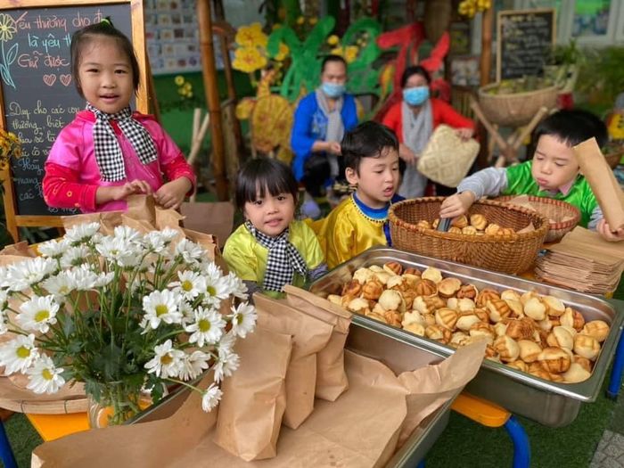 Hình ảnh thứ hai ghi lại khung cảnh tràn đầy sức sống tại trường Mầm non Bình Minh