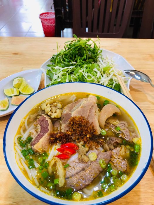 Ảnh 1: Tô bún bò Huế chuẩn vị với nước dùng sánh đẹp tại quán 69 Amakhê