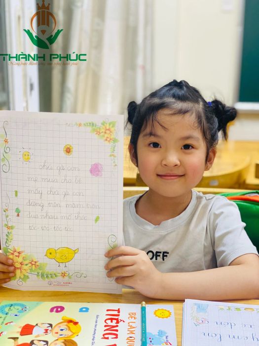 Hình ảnh học sinh say sưa luyện chữ tại Thành Phúc