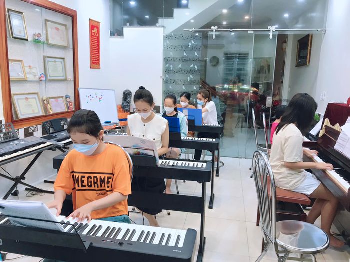Hình ảnh buổi biểu diễn của học viên tại CLB Âm Nhạc Hoàng Minh