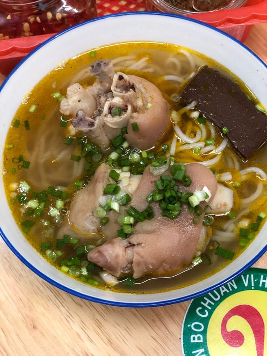 Ảnh 2: Không gian ấm cúng mang đậm chất Huế tại quán