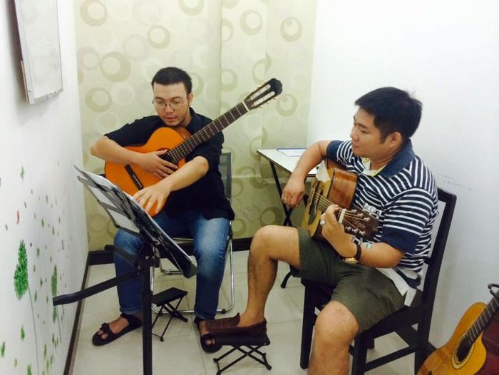 Hình ảnh lớp học guitar chất lượng cao tại Việt Thanh