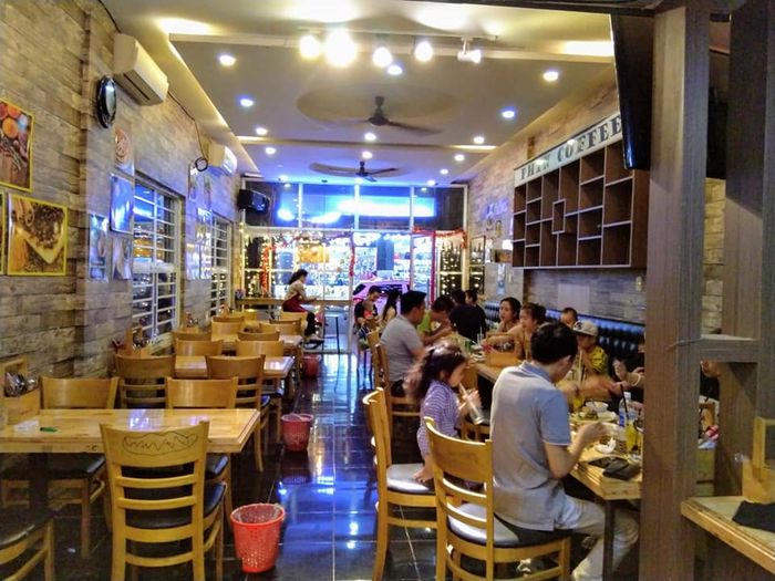 Ảnh 3: Không gian ấm cúng mang phong cách Ấn Độ tại quán