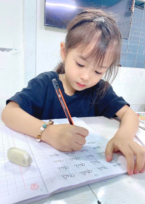 Luyện chữ đẹp Ngọc Hân – Hình ảnh lớp học 2