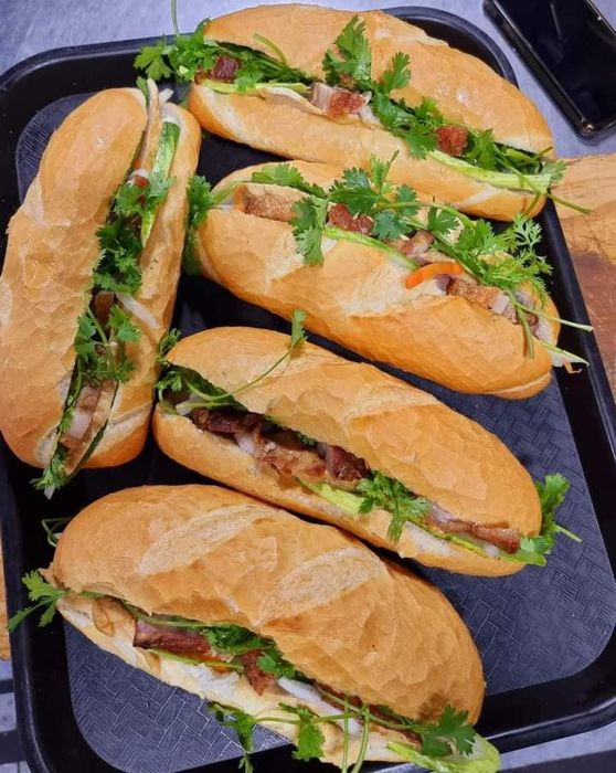 Ảnh 1: Những ổ bánh mì vàng ươm giòn rụm tại Bánh Mì Ông Tí