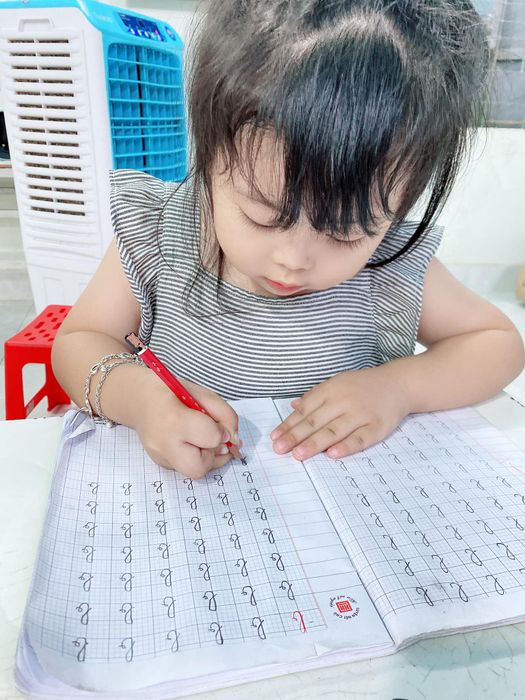 Luyện chữ đẹp Ngọc Hân – Hình ảnh lớp học 1