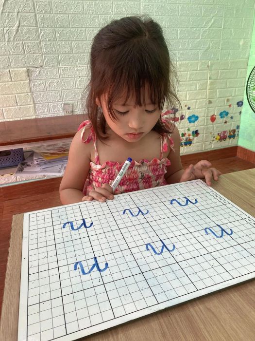 Hình ảnh Cô Mai hướng dẫn tận tình từng học viên