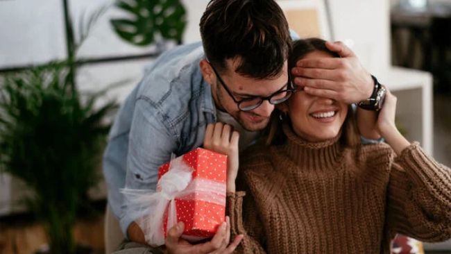 Ảnh minh họa: Tặng quà đáng yêu xin lỗi người yêu