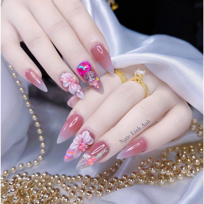 Hình ảnh học viên thực hành kỹ thuật nail chuyên nghiệp tại Nail Ngọc Linh Anh