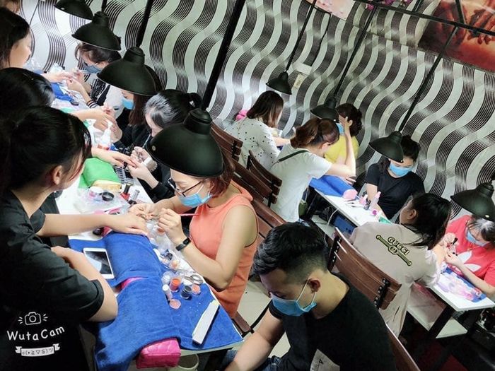 Hình ảnh học viên thực hành kỹ thuật nail chuyên nghiệp tại Mina Thúy Nail
