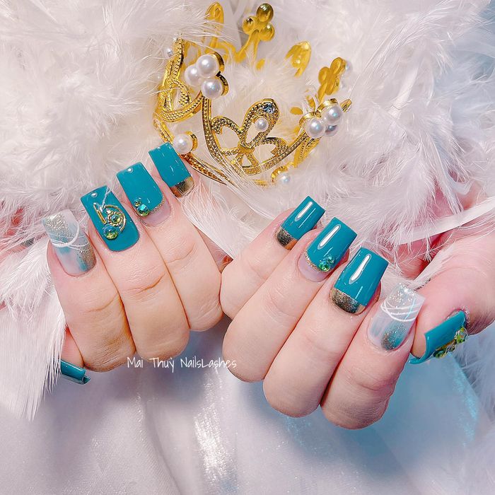 Hình ảnh học viên thực hành kỹ thuật nail chuyên nghiệp