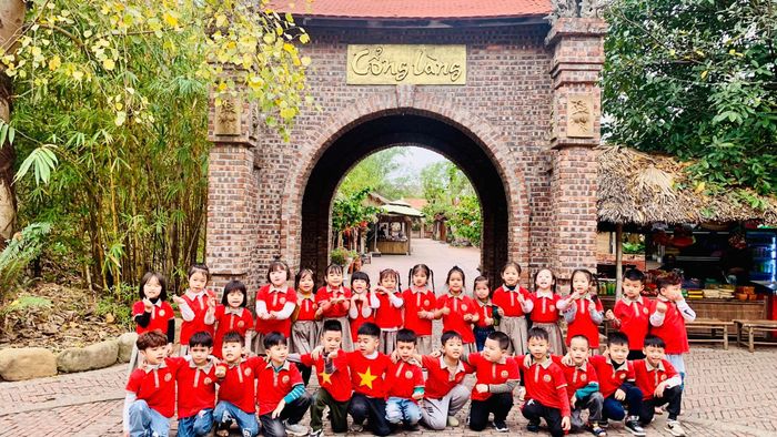 Hình ảnh Trường Mầm non Bình Dương A - Sân chơi an toàn với thảm cỏ nhân tạo