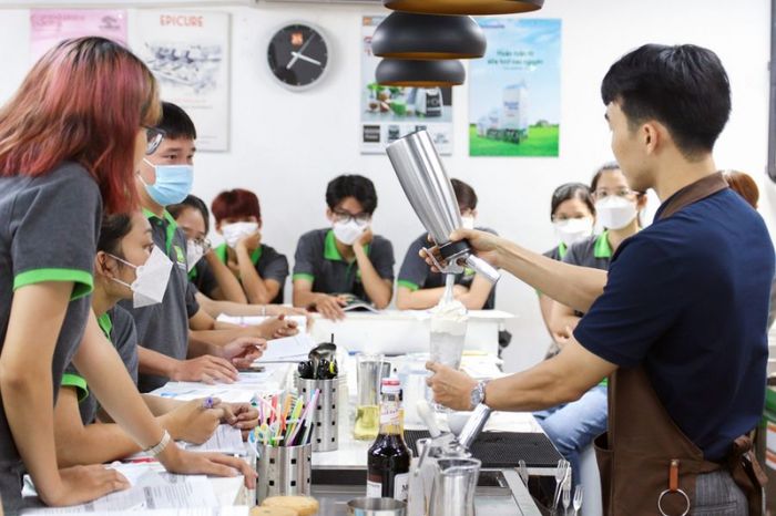 Hướng Nghiệp Á Âu ảnh 2