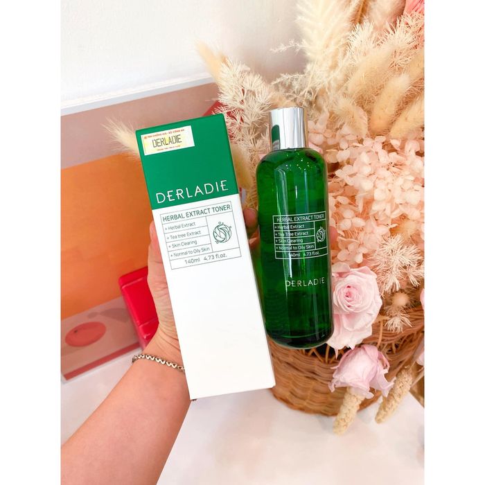 Nước hoa hồng thảo dược giảm mụn Derladie Herbal Extract Toner ảnh 1