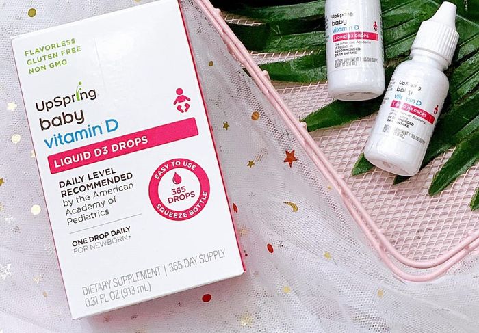 Hình ảnh thực tế sản phẩm Upspring Baby Vitamin D3 đang sử dụng
