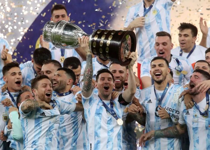 Khoảnh khắc lịch sử: Messi và đồng đội nâng cao chiếc cúp vô địch thứ 15