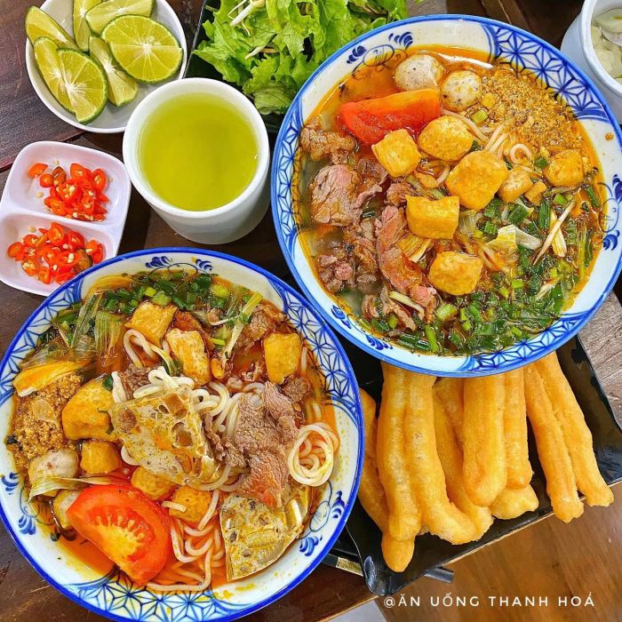 Tô bún riêu cua đặc trưng tại Tạ Hiện - Nét tinh túy ẩm thực Hà Nội