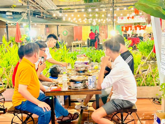 Khoảnh khắc thực khách thưởng thức bữa tiệc tại nhà hàng (Ảnh 3)