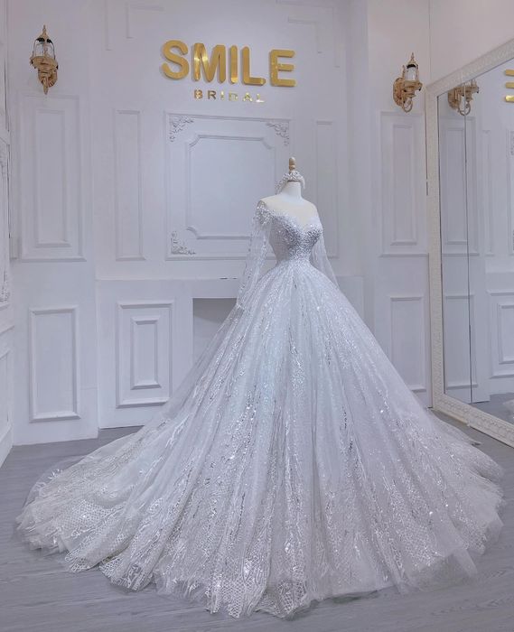 Hãy để Smile Bridal giúp bạn trở thành cô dâu rực rỡ nhất với những bộ váy cưới được thiết kế riêng biệt, tinh tế và đẳng cấp. Từ những bộ váy nhẹ nhàng cho đến các thiết kế lộng lẫy, Smile Bridal đều có mọi thứ bạn cần.