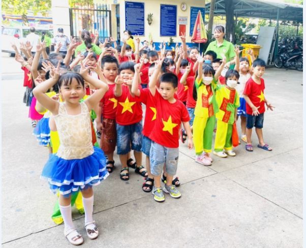Sân chơi ngoài trời đầy màu sắc tại Trường Mầm non Họa Mi