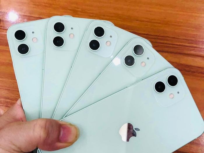Đội ngũ nhân viên tư vấn chuyên nghiệp tại Khánh Hưng Mobile