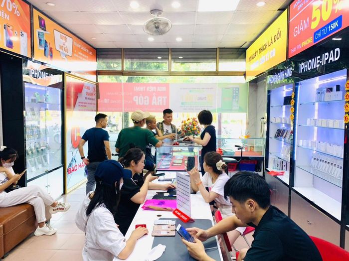 Đội ngũ tư vấn trẻ trung, nhiệt tình tại Mobile Sinh Viên 75