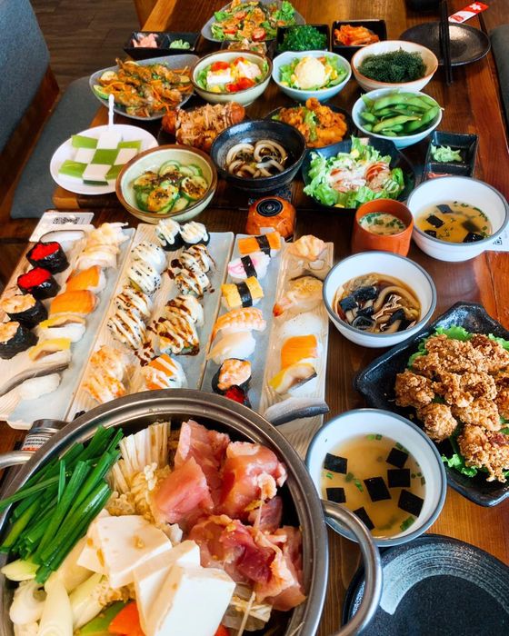 Không gian ấm cúng tại Buffet Sushi Kunimoto