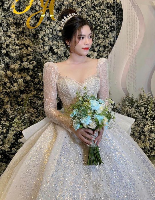 Một trong những khoảnh khắc ngọt ngào nhất của một cô dâu là khi khoác lên mình bộ váy cưới xinh đẹp, lộng lẫy. Hãy để Trương Tịnh Bridal - MakeUp Academy giúp bạn tìm ra chiếc váy hoàn hảo cho ngày trọng đại của mình, giúp bạn thật sự trở thành trung tâm của mọi ánh nhìn.