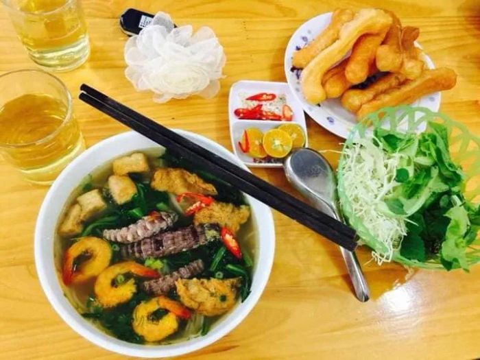 Không gian ấm cúng tại Bún Miến Hải Sản Linh Lùn - Nơi hương vị và tình người hòa quyện