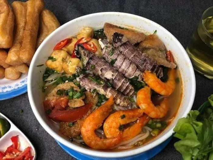 Tô bún miến hải sản thơm ngon tại Linh Lùn - Biển cả thu nhỏ trong từng bát