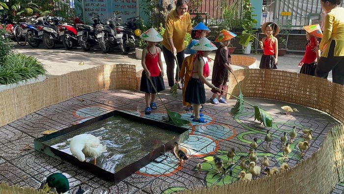 Ảnh 2 - Giờ học thể chất tại hồ bơi của Mầm Non Hoa Phượng Đỏ
