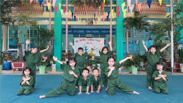 Ảnh 1 - Khuôn viên xanh mát với sân chơi sáng tạo tại Mầm Non Hoa Hồng