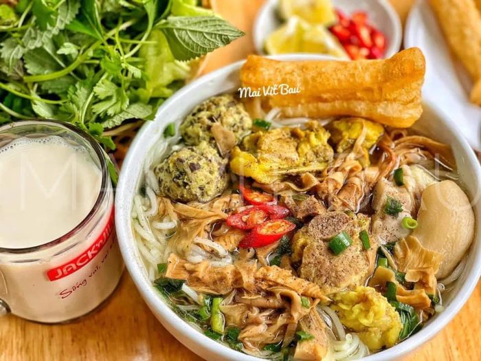 Không gian ấm cúng tại Huynh Đệ Quán - Nơi lưu giữ hương vị truyền thống