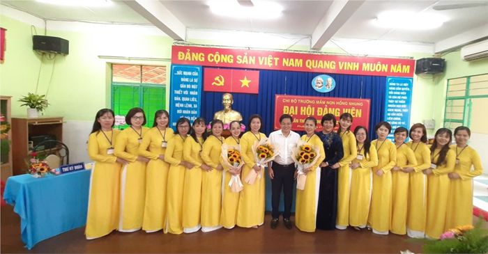 Ảnh 1 - Khuôn viên xanh mát với sân chơi sáng tạo tại Mầm Non Hồng Nhung