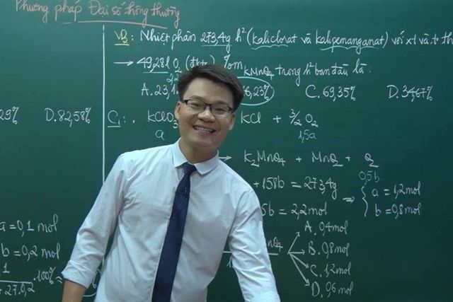 Thầy Vũ Khắc Ngọc trong buổi seminar chia sẻ bí quyết chinh phục môn Hóa đạt điểm tuyệt đối