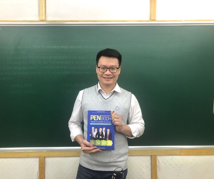 Khoảnh khắc Thầy Ngọc hướng dẫn học trò qua những thí nghiệm Hóa học sinh động