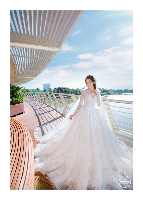 Hãy để Trương Tịnh Bridal - MakeUp Academy đồng hành cùng bạn trong việc tìm kiếm bộ váy cưới đẹp và sang trọng, cùng với những dịch vụ trang điểm và chụp ảnh cưới chuyên nghiệp. Với chất lượng vượt trội và dịch vụ tận tâm, Trương Tịnh Bridal sẽ giúp bạn tỏa sáng trong ngày cưới của mình.