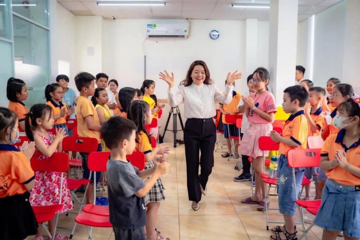 Hoạt động ngoại khóa sôi nổi tại Trung tâm Anh Ngữ Việt Âu Mỹ VEA
